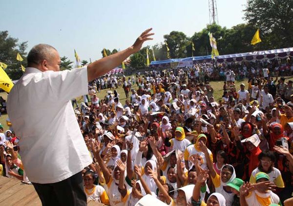 Kampanye Alex-Nono Dipadati Pendukung