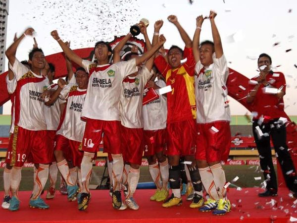 SMA 8 Kediri Jawara Turnamen Sepak Bola Pelajar