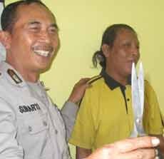 Menolak Diajak Kencan, Anggota Polisi Dikeroyok Banci