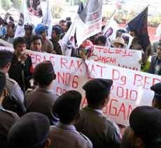 Wakil Ketua DPRD Pamekasan Dilempari Telur Busuk Mahasiswa