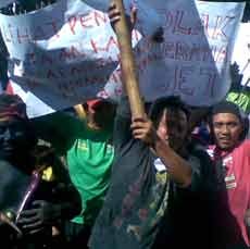 Ratusan Pedagang di Kediri Ngeluruk Kantor Walikota