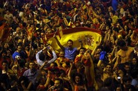 Warga Spanyol berpesta di Cibeles Square. REUTERS/Susana Vera.