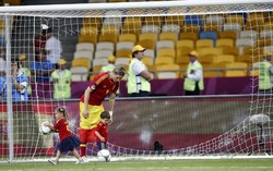 Top Skor Piala Eropa 2012, Fernando Torres berbagi kebahagian bersama 2 anaknya. REUTERS/Alessandro Bianchi.