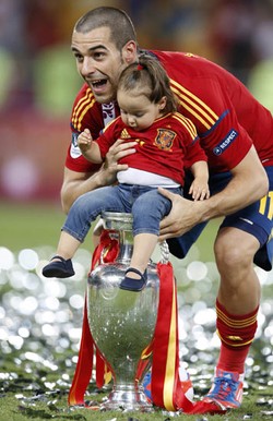 Alvaro Negredo dan bidadari kecilnya. REUTERS/Alessandro Bianchi.