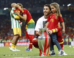 Sempurnanya foto Sergio Ramos, prestasi dan keluarga yang bahagia. REUTERS/Alessandro Bianchi.