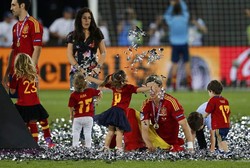 Kebahagiaan penggawa Spanyol bersama keluarga muda mereka. REUTERS/Eddie Keogh.