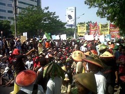 Puluhan Bus Petani Tembakau Parkir di Jalan, Hindari Kuningan!