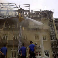 Api Masih Berkobar di Jembatan Besi Jakbar, 2 Orang Terluka