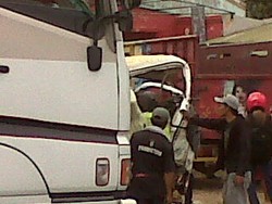 Truk Tabrak Angkot di Jl Raya Bypass Cirebon, Lalin Tersendat