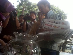 Tukang Koran pun Ikut Saweran Gedung KPK