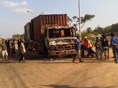 Tabrak Pasutri hingga Tewas, Truk Kontainer di Samarinda Dibakar Massa
