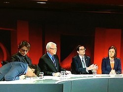 Asyik Diskusi di TV, Pria Ini Kejang-kejang Hingga Tak Sadarkan Diri