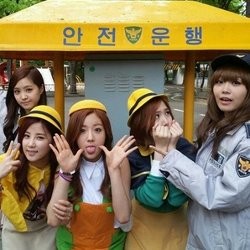 Rayakan Hari Polwan, A Pink Berseragam Polisi