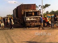 Tabrak Pasutri, Truk Kontainer Dibakar Massa