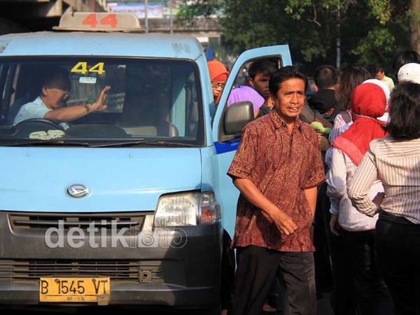 Berebut Naik Angkutan Umum