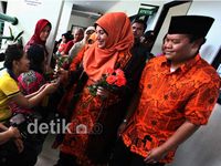 Hidayat Bagi-bagi Bunga di Puskesmas