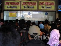 Ratusan Orang Antre Tiket Mudik di Senen