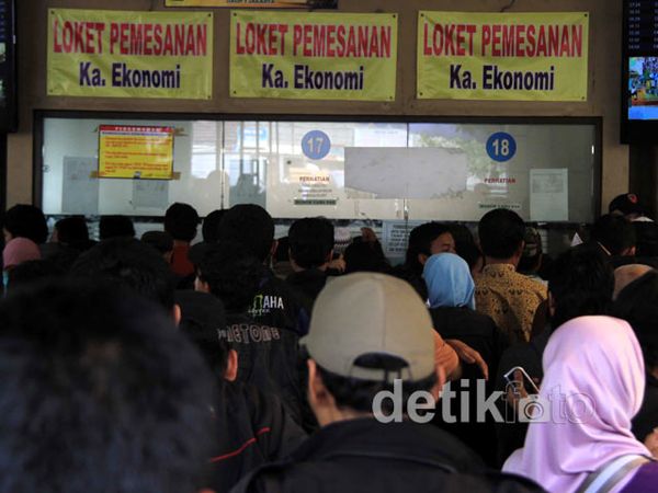 Ratusan Orang Antre Tiket Mudik di Senen