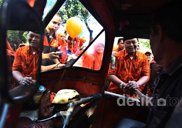 Hidayat Sapa Sopir Bajaj