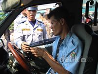 Merokok di Angkot, Puluhan Sopir Dirazia