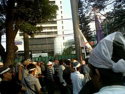 Kantor Dahlan Iskan Didemo 500 Warga Sumsel