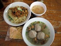 Menghangatkan Diri Sambil Makan Bakso di Bogor