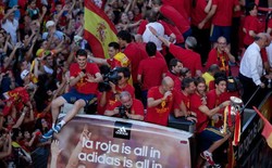 Spanyol Berpesta Menyambut La Furia Roja