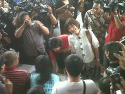 Olga Lidya & Anya Dwinov Sumbang Rp 200 Ribu untuk Gedung KPK