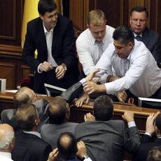 Lagi, Anggota Parlemen Ukraina Adu Jotos Saat Sidang