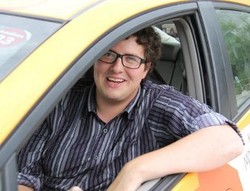 Pria Berkacamata Ini Tinggal di Mobil Sebulan