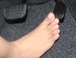 Amankah Nyetir Sambil Nyeker?