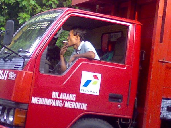 Merokok di Truk Elpiji