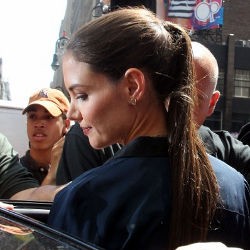 Ini Dia Penampilan Perdana Katie Holmes Pasca Gugat Cerai Tom