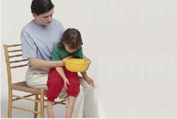 Pertolongan Pertama Bila Anak Muntah di Malam Hari