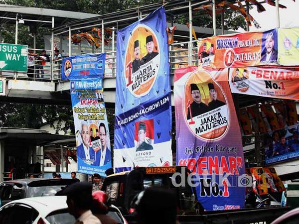 Halte Busway Jadi Medan Perang Spanduk Pilgub
