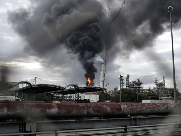 Duarrr...Kilang Minyak di Bangkok Meledak