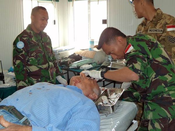 Tim Kesehatan Indobatt Bantu Operasi Luka Warga Ettaibeh