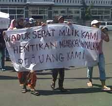 Warga Sepat Geruduk Polrestabes Surabaya