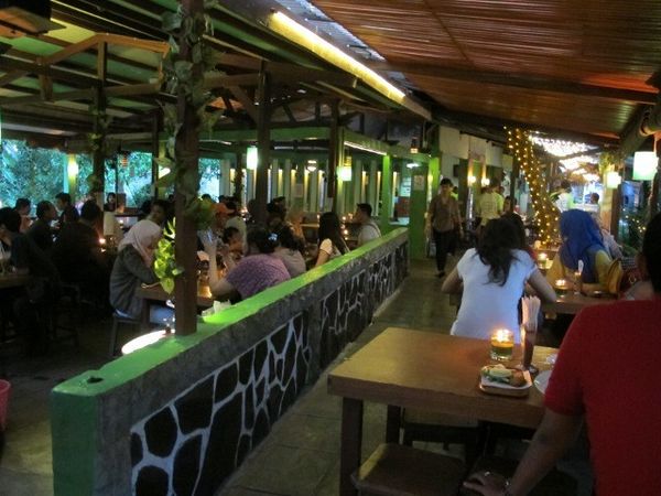 Asyiknya Santap Murmer Di Warung Taman!