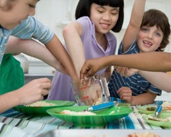 Tips Agar Si Kecil Tidak Kesulitan Mencari Teman