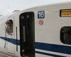  Wuzzz...Perjalanan Super Cepat ke Kyoto dengan Kereta Peluru 