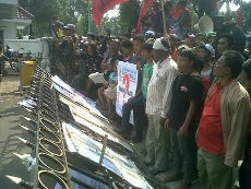 Demo Memanas, Warga Tanah Merah Jebol Pagar Balaikota DKI