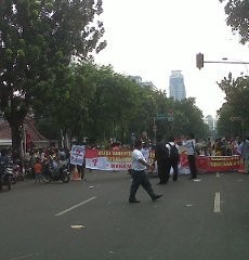 Awas Macet! Warga Tanah Merah Blokir Jalan Medan Merdeka Selatan