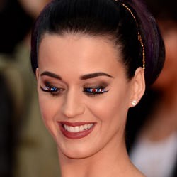 Katy Perry & Bulu Mata Bendera Inggris