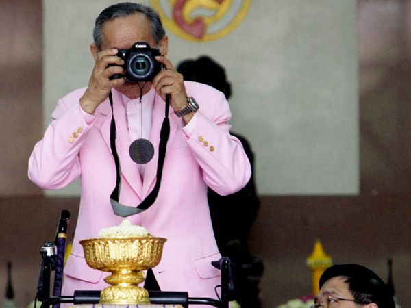 Hobi Memotret Sang Raja Bhumibol