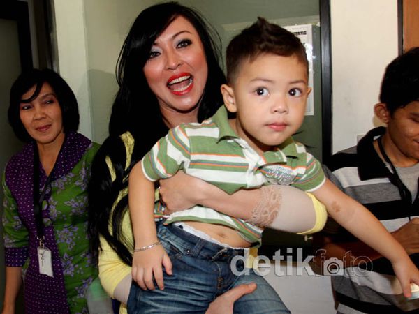 Angie Tersenyum Bahagia Dijenguk Si Kecil