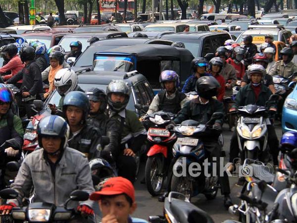 Diblokir Pendemo, Jalan Merdeka Selatan Macet