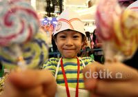 Anak-anak Kecil Ini Berjualan untuk Beramal