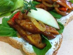 Resep Camilan: Open Sandwich Smoked Chicken