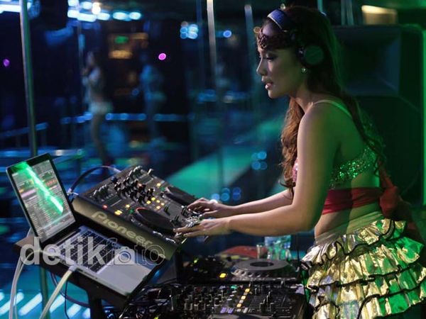 Mengintip DJ Seksi Jenny Cortez Beraksi